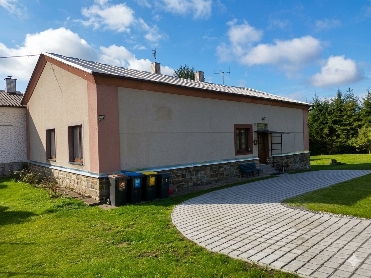 Exteriér chaty Důl Obecnice s kamennou podezdívkou, zahradou a parkovištěm v Brdech