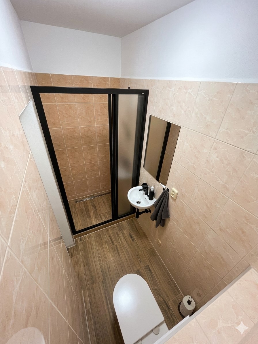 Koupelna č. 1 v černém designovém dekoru se sprchovým koutem v chatě Důl Obecnice